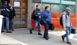 Gli uomini della Mobile mentre portano via dal Comune i documenti contabili