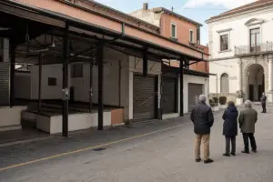 Mercatino rionale chiuso con serrande abbassate e tre residenti che osservano la struttura in una piazza
