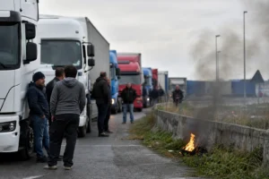 Protesta autotrasportatori in Campania: governo interviene, carenze nei negozi
