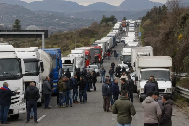 Blocco autotrasportatori, il collasso dei servizi in Irpinia: rifiuti, carburanti e sanità